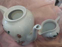 PORSELEN ÇAY VE SÜT POTU, BAVYERA ALMANYA ÜRETİMİ..BOY :18 CM EN 24 CM.