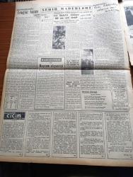 Yeni İstanbul Gazetesi - 7 Haziran 1953 - Mustafa Nermi - Amerika Cumhurbaşkanı Eisenhower'in Güney Kore'ye Son Teklifi - Dumlupınar Faciasının Temsili Tatbikatı Yapıldı - İran'da Komünistlerle Kanlı Bir Sokak Çarpışması - Adnan Menderes Churchill'le Görüştü - İçişleri Bakanı Ethem Menderes Şehrimizde - İzmir Şehir Tiyatrosu İhya Edilecek - Dumlupınar Faciasının Temsili Tatbikatı Yapıldı - Deniz Tarihimizde Yapraklar Ertuğrul Faciası - Cicim Yazan Collette Yazı Dizisi - İstanbul Fethi İçin Törenler Bugün Sona Eriyor - Çorlulu Alipaşa Camii - Windsor Dük'ünün Hatıraları - Memleket Ve Dünya Borsa Ve Piyasaları - Batı Almanya'nın Demirperde İle Ticareti - Baydar Derler Pazar Konuşmaları - Amerikan Gençliğini Kemiren Dert Aşksız Şehvet - Gökbayrak Yazan Leon Cahun Yazı Dizisi - Yaz Modası - İngiltere'de 1. Elizabeth Devrinin Yarattığı İzler - Tarihte İstanbul Ramazanları - Puro Tuvalet Sabunları - Arı Unları - Satılık Humber Marka Otomobil - Ziraat Bankası - Osman Bölükbaşı