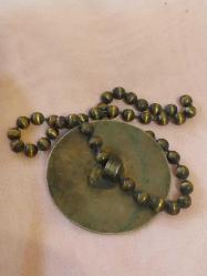 BROŞ, ÇOK ESKİ Antika Broş,  PATİNESİNİ ALMIŞ ZİNCİRİ İLE HARİKA GÖRSELLİĞİ OLAN BROŞ..KOLEKSİYONLUK..4 cm.