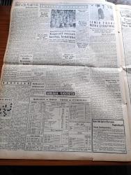 Yeni İstanbul Gazetesi - 23 Ağustos 1953 - Mustafa Nermi - Musaddık Zahidi'nin Emriyle Hapsedildikten Sonra İran Şahı Uçakla Tahran'a Döndü - Amerika'nın Dostları İle Atom Bilgisi Mübadelesi - Enternasyonal Tenis Turnuvası Başladı - Yeni Dış Ticaret Rejimi Yarın İlan Ediliyor - Ankara Vapuru Hadisesi - İzmir Fuarını 140 Bin Kişi Ziyaret Etti - Döner Ayna Yazan Halide Edip Adıvar Yazı Dizisi - Profesör Doktor Sadi Irmak - 1956 Seçimi İçin Yapılan Tahminler - Üniversitede Yabancı Dil İmtihanları - Ordu Atı Müsabakaları - Ankara İstanbul İzmir Radyosu Programı - Hüseyin Avni Şanda - Zeus Sunağı - Anadolu Abideleri Yazan Aziz Ogan - Baydar Derler - Milyon Hırsızı Tercüme Eden Mediha Sayar - Fransız Kadınlarının Yağmurluk Merakı - Pehleviler İdaresi'nde İran - Sabık Mısır Kralı Faruk'un Rakkasesine Bir Suikast - Mau Mau Atış Hedefleri - Çapamarka - Minerva Dikiş Makinesi - Rekor İdrofil Pamuk - Çiftlik Pastörize İnek Sütü - Beynelmilel Frankfurt Sonbahar Fuarı - İthalatçı Mehmet Kavala