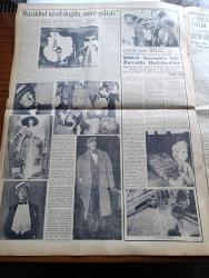 Yeni İstanbul Gazetesi - 8 Ağustos 1953 - Namık Zeki Aral - Eisenhower'in Türkiye'ye Dair Mühim Bir Demeci - Bir Adana Gazetesi 1933 Yılında 31 Şaki'nin Sebepsiz Kurşuna Dizildiğini Yazdı - İngiltere'ye Askeri Türk Borçları Tasfiye Edildi - Adnan Menderes İzmir'de Yamanlar Kampı'nı Gezdi - Demokrat Parti Ve Hürriyet Partisi Organları Arasında Tartışma - Amerika Türkiye'den Afyon Ve Benzeri Uyuşturucu Madde İhracınının Yasaklanmasını İstiyor - Döner Ayna Yazan Halide Edip Adıvar Yazı Dizisi - Mustafa Nermi - Yeşilköy Havaalanı'nın Telefonu Islaha Muhtaç Bir Halde - Midye İnsanlar - Kore'de Dün Serbest Bırakılan 25 Türk Esirlerin İsmi - Eski Sovyet Gizli Polis Teşkilatı Reisi Beria'nın Cinayetlerine Dair Verilen Son Malumat - Bonn Elmasları Meselesi - Ankara İstanbul İzmir Radyosu Programı - Bergama Antik Şehri - Anadolu Abideleri - Aziz Ogan - Yeni İstanbul'un Hikayeleri Kestane Fidanları Yazan Mehmet Davaz - Müzikhol Nasıl Doğdu Nasıl Gelişti - Adım Adım Türkiye Yazan Hikmet Saim