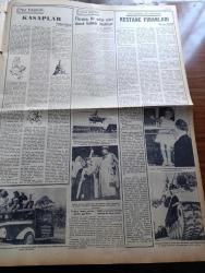 Yeni İstanbul Gazetesi - 9 Ağustos 1953 - Rus Başbakanı Malenkov Türkiye İle Görüşmeye Hazırız - Amerikan Bilginleri Ruslar Hidrojen Bombasını Bulsalardı Patlatırdı - Korede 30 Türk Esiri İade Edildi - Doğu Bölgesinde 1938 Yılında Kurşuna Dizilen 103 Kişiye Dair Tahkikat - Adnan Menderes Ankara'da - Heybeliada'da Casusluk İddiasına Dair Tahkikat - Petrol Ofis'te Tasfiye - Döner Ayna Yazan Halide Edip Adıvar Yazı Dizisi - Et Borsası Faaliyete Geçiyor - Enternasyonal Şarkısı Yugoslavyanın Milli Marşı Olarak Kalıyor - Ankara İstanbul İzmir Radyosu Programı - Baydar Derler Pazar Konuşmaları - Floransa Bir Müze Şehri Olarak Kalmak İstemiyor - Yeni İstanbul'un Hikayeleri Kestane Fidanları Yazan Mehmet Davaz - İslam Memleketleri Yazan Fikret Adil Yazı Dizisi - 24 . Atletizm Bayramı Dün Fenerbahçe Stadında Başladı - Marmara Kupası Yelken Yarışları - Çapamarka - Gripin - Jawa Motosikletleri - Mısır'da Gizli Komünist Teşkilatı Dağıtıldı