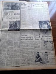 Yeni İstanbul Gazetesi - 10 Ağustos 1953 - Mustafa Nermi - Dün Kore'de 13 Türk Esiri Daha İade Edildi - Dünya Cirit Atma Rekorunu Bud Held Kırdı - Belgrad Radyosu - İran Başbakanı Doktor Musaddık Yanlış Yoldan Dönüyor Mu - Türkiye İçin 20 Milyonluk Ek Kredi - Kasım Gülek CHP'den Kimse Hesap İsteyemez Dedi - Bahadır Dülger Anadolu Ajansından Ayrılıyor Mu - Isparta Hava Alanı Açıldı - Taksim Meydanı'nda Dini Kisve İle Dolaşan Bir Hoca -  Döner Ayna Yazan Halide Edip Adıvar Yazı Dizisi - Numan Kıraç - Adliye Sarayının Birinci Kısım İnşaatına Hız Verildi - Harf İnkılabının 25. Yıldönümü Dün Kutlandı - Edirne'de 100 Kişi Kuduz Tedavisi Görüyor - İçişleri Bakanı Ethem Menderes Madende - General Franco'nun Nutku - Dünyanın 2. Büyük Barajı Hindistan'da Yapılıyor - Ankara İstanbul İzmir Radyosu Programı - Hüseyin Avni Şanda - 2. Mahmut'un İnkılapları - Yeni İstanbul'un Hikayeleri Tomris'in Şüphesi Yazan Ayhan Kırmacı - Birleşik Amerika'da İnşa Edilen Cami- Sinemanın En Sevimli Aktörü John Wayne
