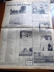 Yeni İstanbul Gazetesi - 12 Ağustos 1953 - Mustafa Nermi - Kore'de Hürriyet'e Kavuşanların Sevinci - Eski Osmanlı Prenslerinden Ömer Faruk Zavallısının Verdiği Beyanat - Dumlupınar Davası Meraklı Bir Safhada - Çanakkale Zaferinin Yıldönümü - Bahadır Dülger Anadolu Ajansından Uzaklaştırıldı - Türkiye Güzellik Kraliçesi Belgin Doruk - Döner Ayna Yazan Halide Edip Adıvar Yazı Dizisi - Haliçte Korsanlar Bir Bekçiyi Yaraladı - Burak Reis'in Kahramanca Şehadeti - Fransa'daki Greve Karşı Hükümet Çare Arıyor - Moskova Radyosu İran'ı Amerika Aleyhine Tahrik Ediyor - İsveç'te Atom Araştırmaları - Anadolu Abideleri Yazan Aziz Ogan Yazı Dizisi - Ankara İstanbul İzmir Radyosu Programı Mecliste - 2. Mahmut'un İnkılapları - Yeni İstanbul'un Hikayeleri Büyük Dava Yazan Mahmut Kuru - Mayalara Dair Bugün Ne Biliniyor - Mısır Eski Kraliçesi Feride'nin Hayatı - İslam Memleketleri Yazan Fikret Adil Yazı Dizisi - Yeni Ceza Kanununda Suçlu Doktorlar - Boliden İsveç Akümülatörleri - Çapamarka - Ziraat Bankası