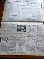 Yeni İstanbul Gazetesi - 14 Ağustos 1953 - İki Yunan Adasını Silip Süpüren Deprem - Şehit Sanılan Dokuz Türk Esiri İade Edlldi- Irak Din Âlimlerinin Garip Bir İşgüzarlığı - Casus Hayati Karaşahin Tekrar İdama Mahkum Oldu - Kore Barış Konferansı - Ticani Tarikatı Şeyhi Kemal Pilavoğlu'nun Cezası Temyizde Tasdik Edildi - Döner Ayna Yazan Halide Edip Adıvar Yazı Dizisi - Resmi Araba Saltanatına Karşı Alınan Yeni Tedbirler - İstanbul'da Metro Yapılmasına Dün Karar Verildi - Yakınşark Futbol Turnuvası Yapılıyor - Sahte Paso Yapan Bir Şebeke Aranıyor - Gülhane'nin İstanbul'a Naklî Meselesi - Binbir Gece Masalları Uğursuz Pabuçlar Çeviren Reşad Nuri Darago Yazı Dizisi - Ortadoğu'da Yabancı Sermaye - Ankara İstanbul İzmir Radyosu Programı - Pakistan Nasıl Kuruldu - Londra'da Türk Eserleri - Magna Charta Ve Sarayburnu - Sadi Koçaş'ın B.B.C.'deki Konuşması - Ingrid Bergman'ı Dünya Ölçüsünde Meşhur Eden Film İntermezzo -  BTH Çamaşır Makinesi - Burla Biraderler - Arı Bisküvileri- Parker Quink