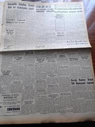 Yeni İstanbul Gazetesi - 14 Ağustos 1953 - İki Yunan Adasını Silip Süpüren Deprem - Şehit Sanılan Dokuz Türk Esiri İade Edlldi- Irak Din Âlimlerinin Garip Bir İşgüzarlığı - Casus Hayati Karaşahin Tekrar İdama Mahkum Oldu - Kore Barış Konferansı - Ticani Tarikatı Şeyhi Kemal Pilavoğlu'nun Cezası Temyizde Tasdik Edildi - Döner Ayna Yazan Halide Edip Adıvar Yazı Dizisi - Resmi Araba Saltanatına Karşı Alınan Yeni Tedbirler - İstanbul'da Metro Yapılmasına Dün Karar Verildi - Yakınşark Futbol Turnuvası Yapılıyor - Sahte Paso Yapan Bir Şebeke Aranıyor - Gülhane'nin İstanbul'a Naklî Meselesi - Binbir Gece Masalları Uğursuz Pabuçlar Çeviren Reşad Nuri Darago Yazı Dizisi - Ortadoğu'da Yabancı Sermaye - Ankara İstanbul İzmir Radyosu Programı - Pakistan Nasıl Kuruldu - Londra'da Türk Eserleri - Magna Charta Ve Sarayburnu - Sadi Koçaş'ın B.B.C.'deki Konuşması - Ingrid Bergman'ı Dünya Ölçüsünde Meşhur Eden Film İntermezzo -  BTH Çamaşır Makinesi - Burla Biraderler - Arı Bisküvileri- Parker Quink