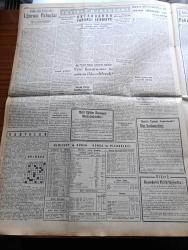 Yeni İstanbul Gazetesi - 14 Ağustos 1953 - İki Yunan Adasını Silip Süpüren Deprem - Şehit Sanılan Dokuz Türk Esiri İade Edlldi- Irak Din Âlimlerinin Garip Bir İşgüzarlığı - Casus Hayati Karaşahin Tekrar İdama Mahkum Oldu - Kore Barış Konferansı - Ticani Tarikatı Şeyhi Kemal Pilavoğlu'nun Cezası Temyizde Tasdik Edildi - Döner Ayna Yazan Halide Edip Adıvar Yazı Dizisi - Resmi Araba Saltanatına Karşı Alınan Yeni Tedbirler - İstanbul'da Metro Yapılmasına Dün Karar Verildi - Yakınşark Futbol Turnuvası Yapılıyor - Sahte Paso Yapan Bir Şebeke Aranıyor - Gülhane'nin İstanbul'a Naklî Meselesi - Binbir Gece Masalları Uğursuz Pabuçlar Çeviren Reşad Nuri Darago Yazı Dizisi - Ortadoğu'da Yabancı Sermaye - Ankara İstanbul İzmir Radyosu Programı - Pakistan Nasıl Kuruldu - Londra'da Türk Eserleri - Magna Charta Ve Sarayburnu - Sadi Koçaş'ın B.B.C.'deki Konuşması - Ingrid Bergman'ı Dünya Ölçüsünde Meşhur Eden Film İntermezzo -  BTH Çamaşır Makinesi - Burla Biraderler - Arı Bisküvileri- Parker Quink