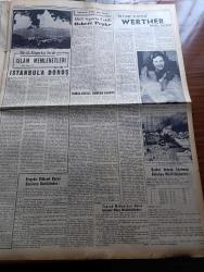 Yeni İstanbul Gazetesi - 14 Ağustos 1953 - İki Yunan Adasını Silip Süpüren Deprem - Şehit Sanılan Dokuz Türk Esiri İade Edlldi- Irak Din Âlimlerinin Garip Bir İşgüzarlığı - Casus Hayati Karaşahin Tekrar İdama Mahkum Oldu - Kore Barış Konferansı - Ticani Tarikatı Şeyhi Kemal Pilavoğlu'nun Cezası Temyizde Tasdik Edildi - Döner Ayna Yazan Halide Edip Adıvar Yazı Dizisi - Resmi Araba Saltanatına Karşı Alınan Yeni Tedbirler - İstanbul'da Metro Yapılmasına Dün Karar Verildi - Yakınşark Futbol Turnuvası Yapılıyor - Sahte Paso Yapan Bir Şebeke Aranıyor - Gülhane'nin İstanbul'a Naklî Meselesi - Binbir Gece Masalları Uğursuz Pabuçlar Çeviren Reşad Nuri Darago Yazı Dizisi - Ortadoğu'da Yabancı Sermaye - Ankara İstanbul İzmir Radyosu Programı - Pakistan Nasıl Kuruldu - Londra'da Türk Eserleri - Magna Charta Ve Sarayburnu - Sadi Koçaş'ın B.B.C.'deki Konuşması - Ingrid Bergman'ı Dünya Ölçüsünde Meşhur Eden Film İntermezzo -  BTH Çamaşır Makinesi - Burla Biraderler - Arı Bisküvileri- Parker Quink