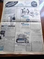 Yeni İstanbul Gazetesi - 14 Ağustos 1953 - İki Yunan Adasını Silip Süpüren Deprem - Şehit Sanılan Dokuz Türk Esiri İade Edlldi- Irak Din Âlimlerinin Garip Bir İşgüzarlığı - Casus Hayati Karaşahin Tekrar İdama Mahkum Oldu - Kore Barış Konferansı - Ticani Tarikatı Şeyhi Kemal Pilavoğlu'nun Cezası Temyizde Tasdik Edildi - Döner Ayna Yazan Halide Edip Adıvar Yazı Dizisi - Resmi Araba Saltanatına Karşı Alınan Yeni Tedbirler - İstanbul'da Metro Yapılmasına Dün Karar Verildi - Yakınşark Futbol Turnuvası Yapılıyor - Sahte Paso Yapan Bir Şebeke Aranıyor - Gülhane'nin İstanbul'a Naklî Meselesi - Binbir Gece Masalları Uğursuz Pabuçlar Çeviren Reşad Nuri Darago Yazı Dizisi - Ortadoğu'da Yabancı Sermaye - Ankara İstanbul İzmir Radyosu Programı - Pakistan Nasıl Kuruldu - Londra'da Türk Eserleri - Magna Charta Ve Sarayburnu - Sadi Koçaş'ın B.B.C.'deki Konuşması - Ingrid Bergman'ı Dünya Ölçüsünde Meşhur Eden Film İntermezzo -  BTH Çamaşır Makinesi - Burla Biraderler - Arı Bisküvileri- Parker Quink