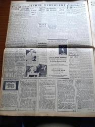Yeni İstanbul Gazetesi - 15 Ağustos 1953 - Namık Zeki Aral - Kore Barış Konferansı Yüzünden Çıkan İhtilaf - Meryem Ananın Evi Hakkında Papalığın Kararı - Winston Churchill Victoria's Pozu - Kasım Gülek'in Milli Birliğe Dair Konuşması - Fransa'da Grevler Hafifledi - Yeni Dış Ticaret Rejimi Kararnamesi Hazırlandı - Sovyetler'in Son Notasına Verilecek Türk Cevabı - Anadolu Kavağından Büyük Adaya Yüzen Sporcu Doğan Şahin - Döner Ayna Yazan Halide Edip Adıvar Yazı Dizisi - Trablusgarp'ın Fethi Ve Fatihi - Ses Yıldızı Yıldız Süslen'i Kaçırılıyordu - Azzam Paşa'ya Göre İngilizler Libya'yı Ele Geçirecek - Kore'de Dün 406 Müttefik Esiri İade Edildi - Binbirgece Masalları Uğursuz Pabuçlar Çeviren Reşad Nuri Darago Yazı Dizisi - Ankara İstanbul İzmir Radyosu Programı - Yedek Alet Buhranı Ve Neticeleri - Anadolu Harabeleri - Milyon Hırsızı Tercüme Eden Mediha Sayar Yazı Dizisi - Burç Yorumları - 45 Yaşında Beyaz Perdede Meşhur Olan Bir Sanatkar Shirley Booth - Normandiya Çıkarması
