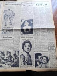 Yeni İstanbul Gazetesi - 15 Ağustos 1953 - Namık Zeki Aral - Kore Barış Konferansı Yüzünden Çıkan İhtilaf - Meryem Ananın Evi Hakkında Papalığın Kararı - Winston Churchill Victoria's Pozu - Kasım Gülek'in Milli Birliğe Dair Konuşması - Fransa'da Grevler Hafifledi - Yeni Dış Ticaret Rejimi Kararnamesi Hazırlandı - Sovyetler'in Son Notasına Verilecek Türk Cevabı - Anadolu Kavağından Büyük Adaya Yüzen Sporcu Doğan Şahin - Döner Ayna Yazan Halide Edip Adıvar Yazı Dizisi - Trablusgarp'ın Fethi Ve Fatihi - Ses Yıldızı Yıldız Süslen'i Kaçırılıyordu - Azzam Paşa'ya Göre İngilizler Libya'yı Ele Geçirecek - Kore'de Dün 406 Müttefik Esiri İade Edildi - Binbirgece Masalları Uğursuz Pabuçlar Çeviren Reşad Nuri Darago Yazı Dizisi - Ankara İstanbul İzmir Radyosu Programı - Yedek Alet Buhranı Ve Neticeleri - Anadolu Harabeleri - Milyon Hırsızı Tercüme Eden Mediha Sayar Yazı Dizisi - Burç Yorumları - 45 Yaşında Beyaz Perdede Meşhur Olan Bir Sanatkar Shirley Booth - Normandiya Çıkarması
