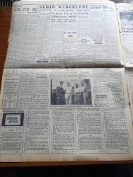 Yeni İstanbul Gazetesi - 19 Ağustos 1953 - İran Şahı Bağdat'tan Uçakla Roma'ya Gitti - Ankara Vapurunda Garip Bir Kaçakçılık - Kasım Gülek Halk İçinde Dedi - Ordu Terfi Listesine Dair Bakanın Sözleri - İsveçli Kaptan Lorentzon'a Dair İddialar - Döner Ayna Yazan Halide Edip Adıvar Yazı Dizisi - Namık Zeki Aral - Döviz Kaçırdığı İddia Edilen Fenerbahçe Kaptanı Fikret Kırcal - İran Şahı Başbakan Olarak Zahidi'yi Tanıyor - Çumra'da Sulu Ziraat İstasyonu - Binbir Gece Masalları Firuz İle Eşi Çeviren Reşad Nuri Darago Yazı Dizisi - Memleket Ve Dünya Borsa Ve Piyasaları - Bergama Harabelerinde Zeus Sunağına Doğru Bir Gezinti - Eski Devirlerde Türk Hayatı Mahalle Mektepleri - Milyon Hırsızı Tercüme Eden Mediha Sayar Yazı Dizisi - Çocuklara Hangi Sporlar Faydalı Hangisi Zararlıdır - Beşiktaş'ın Eski Meşhur Solaçığı Şükrü Gülesin - Fenerbahçe Panathinaikos Spor Bayramı - Vöest Torna Tezgahları - Emlak Bankası - Halda Daktilo - İran'dan Petrol Almıyoruz
