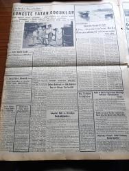 Yeni İstanbul Gazetesi - 19 Ağustos 1953 - İran Şahı Bağdat'tan Uçakla Roma'ya Gitti - Ankara Vapurunda Garip Bir Kaçakçılık - Kasım Gülek Halk İçinde Dedi - Ordu Terfi Listesine Dair Bakanın Sözleri - İsveçli Kaptan Lorentzon'a Dair İddialar - Döner Ayna Yazan Halide Edip Adıvar Yazı Dizisi - Namık Zeki Aral - Döviz Kaçırdığı İddia Edilen Fenerbahçe Kaptanı Fikret Kırcal - İran Şahı Başbakan Olarak Zahidi'yi Tanıyor - Çumra'da Sulu Ziraat İstasyonu - Binbir Gece Masalları Firuz İle Eşi Çeviren Reşad Nuri Darago Yazı Dizisi - Memleket Ve Dünya Borsa Ve Piyasaları - Bergama Harabelerinde Zeus Sunağına Doğru Bir Gezinti - Eski Devirlerde Türk Hayatı Mahalle Mektepleri - Milyon Hırsızı Tercüme Eden Mediha Sayar Yazı Dizisi - Çocuklara Hangi Sporlar Faydalı Hangisi Zararlıdır - Beşiktaş'ın Eski Meşhur Solaçığı Şükrü Gülesin - Fenerbahçe Panathinaikos Spor Bayramı - Vöest Torna Tezgahları - Emlak Bankası - Halda Daktilo - İran'dan Petrol Almıyoruz