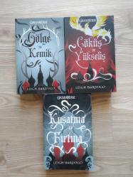 LEİGH BARDUGO KİTAPLARI - GRİSHAVERSE SERİSİ GÖLGE VE KEMİK-KUŞATMA VE FIRTINA-ÇÖKÜŞ VE YÜKSELİŞ ( 3 KİTAP )