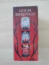 LEİGH BARDUGO KİTAPLARI - GRİSHAVERSE SERİSİ GÖLGE VE KEMİK-KUŞATMA VE FIRTINA-ÇÖKÜŞ VE YÜKSELİŞ ( 3 KİTAP )