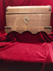 AHŞAP SANDIK OLDUKÇA YAŞLI VE ENDER BOYUTTA ,BİR SANDIK 273