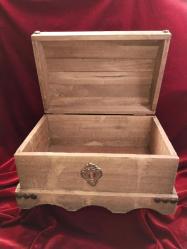 AHŞAP SANDIK OLDUKÇA YAŞLI VE ENDER BOYUTTA ,BİR SANDIK 273