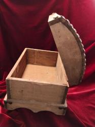 AHŞAP SANDIK OLDUKÇA YAŞLI VE ENDER BOYUTTA ,BİR SANDIK 273