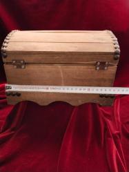 AHŞAP SANDIK OLDUKÇA YAŞLI VE ENDER BOYUTTA ,BİR SANDIK 273