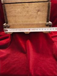 AHŞAP SANDIK OLDUKÇA YAŞLI VE ENDER BOYUTTA ,BİR SANDIK 273