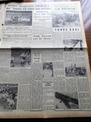 Yeni İstanbul Gazetesi - 18 Mart 1953 - Amerika'da 35. Atom Tecrübesi - Malenkov Peyklerde Tasfiyeye Başladı - Mareşal Tito Kraliçe Elizabeth İle Öğle Yemeği Yedi - Ordulararası Futbol Birinciliği Fransa Ve İtalya Yenildi - Bugün Temeli Atılacak Çanakkale Abidesinin Maketi - İrtica İle Mücadele İçin Bir Kanun Tasarısı Hazırlandı - Mahkumlar İçin Yeni Bir Çalışma Sistemi Kuruluyor - Hikmet Bayur'un Millet Partisi'nden İstifası Çok Muhtemel - Küçük İnsanlar Yazan Faik Baysal Yazı Dizisi - Büyük Kardeşim Atatürk Anlatan Makbule Atadan Yazı Dizisi - 1001 Gece Masalları Kamer Ül Zaman Çeviren Reşad Nuri Darago Yazı Dizisi - Akbank - Memleket Ve Dünya Borsa Ve Piyasaları - İstanbul Şehir Tiyatrosu Aleyhine Açılan Bir Dava- Lanetli Mahalle Yazan Mehmet Davaz Yazı Dizisi - Üniversitelerde Kızılay Şubeleri Açılıyor - Fenerbahçe Antrenörü Szeckelly - Güreş Federasyonu Reisi Vehbi Emre'nin Yeni Demeci - Grekoromenci Ali Özdemir - Arap Ansiklopedisi Hazırlığı - Türkiye İş Bankası - Dermojen