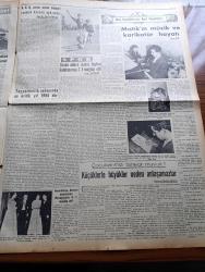 Yeni İstanbul Gazetesi - 9 Mart 1953 - Mustafa Nermi - Kızıl Lider Stalin'in Cenaze Töreni Bugün Moskova'da Yapılıyor - Stalin'in Cenaze Töreni İçin Bir Heyetimiz Gitti - Arnavutluk'ta İsyan Çıktı - Adnan Menderes Ve Fuat Köprülü Bugün Uçakla Paris'e Gidiyorlar - Malatya Suikastı Sanıkları - Necip Fazıl Kısakürek - İzmir Altay Sporcuları Kaza Geçirdi - Ayvalık'ta  Komünist Propagandacılar - Galatasaray Beykoz'a Yenildi - Büyük Kardeşim Atatürk Anlatan Makbule Atadan Yazı Dizisi - Küçük İnsanlar Yazan Faik Baysal Yazı Dizisi - Muallimler Cemiyeti Kuruluş Yıldönümü Dün Kutlandı - 1001 Gece Masalları Kamer Ül Zaman Çeviren Reşad Nuri Darago Yazı Dizisi - Salzburg Radyosu Programı - Türk Milli Güreş Seçmeleri Dün Gece Bitti - Bir Mültecinin Malenkov Hakkında Verdiği Malumat - Kore Esir Kampında İsyan - B.C.G. Verem Aşısını Mecburi Yapmak Kanuna Aykırıdır - Genç Sanatkârlarımız Nasıl Yaşıyorlar - Mıstık'ın Müzik Ve Karikatür Hayatı -  BTH Çamaşır Makinesi -  Türkiye İş Bankası