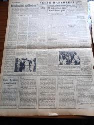 Yeni İstanbul Gazetesi - 19 Temmuz 1952 - Esir Şehrin İnsanları Yazan Nureddin Demir (Kemal Tahir) Yazı Dizisi - Helsinki Olimpiyatı Bugün Büyük Merasimle Açılıyor - Medrano Sirki - Cemal Özgen Musiki Topluluğu - Türk Amerikan Ticaret Anlaşması Nihayete Eriyor - İzmir Demokrat Partisi Divan Üyeleri Arasında da İkilik Çıktı - Mustafa Nermi - Fullbright Anlaşması Gereğince 15 Öğretmen Dün Amerika'ya Gitti - Başbakan Adnan Menderes'i Ölümle Tehdit Eden Hasan Tibet Dün Mahkum Oldu - İzmir'de Verem Yüzde 90'dan Yüzde Bire İnmiş Bulunuyor - Kore'de Şehit Düşen Üsteğmen Osman Gürel'in Eşine Madalya Verildi - Bozcaadada Bir Üzüm Ve Şarap Bayramı Tertip Edildi - Elazığ'da Elektrik Santrali İnşaatı - Sivil Havacılıkta Yeni Bir Merhale - Yüzdeki Kırışıklığı Gideren Yeni Bir Krem - Avrupa Koyunlarında Yeni Bir Hastalık - Ziraat Bankası - Hoover Elektrik Motorları - Minerva Dikiş Makinesi