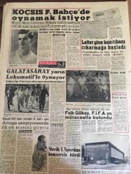 YENİ SABAH GAZETESİ 21 MAYIS 1958  YIL :21 SAYI :6901---D.P ile CHP 'nin arası  tekrar açıldı --İstimlak borçları  vaktinde ödenecek --Cezayir de  donanma asilere iltihak etti --İzmir de büyük bir  döviz kaçakçılığı  ---Taksim  kararımızdan asla  vazgeçmeyeceğiz --Bursa  Uludağ teleferik  hattı  bugün  açılıyor --İlk Türk malı  dikiş makinesi  piyasaya çıktı --Piyasaya 18 bin  Cumhuriyet  Altını  Daha Sürüldü --Sinemalar : Taksim :Ceylan Emine ,Şan :Son Köprü ,Elhamra: Çıplak Ayaklı Kontes ---Esnafın da  öğle tatili  1,5  çıkarılacak --KOÇSİS Fenerbahçe 'de oynamak  istiyor --Lefter  yine kan çıbanı  çıkarmağa başladı --Galatasaray  yarın  Lokomotif 'le  oynuyor --Avrupa şampiyonasında ilk on  arasına gireriz --Faik Gökay FİFA 'ya  müracaatta  bulundu --Merih  I.Spor  dan  bonservis  istedi ---