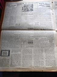 Yeni İstanbul Gazetesi - 15 Temmuz 1953 - Döner Ayna Yazan Halide Edip Adıvar Yazı Dizisi - Güney Koreliler Seksen Bin Kızılla Çarpışıyor - Başbakan Adnan Menderes CHP'nin Tavrını Tenkid Etti - Sovyet Şurası Toplanıyor - Avrupa Güzeli İstanbul'da Seçilecek - Millet Partisi'nin Kapatılma Kararı - Komünist Çin'e Karşı Batılı Devletlerin Siyasetinde Hiçbir Değişme Olmayacak - Ofis Hergün 600 Ton Buğday Alıyor - Ziraatimiz Ticaretimiz Siyasetimiz - Namık Zeki Aral - Dünya Üniversiteler Servisi Kongresinde Çalışmalar - Şehir Meclisi Üyeleri Ve Florya Plaj Evleri - Alman Hükümeti Profesörlerimizi Davet Etti -  İstanbul Fethinin Günlük Notları Çeviren Ferdiye Ayaşlı - Ankara Radyosu Neşriyatında Esaslı Bazı Değişiklikler - Kore'de 80 Bin Komünist Müttefik Hatlarını Yardı - Mareşal Tito Kızıl Çin'in İhmal Edilmemesini İstiyormuş - Yabancı Memleketlere Amerikan Yardımları - Kemal Aygün Emniyet Genel Müdürlüğüden Ayrılıyor - Yeni Amerikan Uçakları Radarları Bozuyor - Türk Masalları Dede Korkut