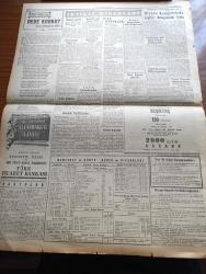 Yeni İstanbul Gazetesi - 15 Temmuz 1953 - Döner Ayna Yazan Halide Edip Adıvar Yazı Dizisi - Güney Koreliler Seksen Bin Kızılla Çarpışıyor - Başbakan Adnan Menderes CHP'nin Tavrını Tenkid Etti - Sovyet Şurası Toplanıyor - Avrupa Güzeli İstanbul'da Seçilecek - Millet Partisi'nin Kapatılma Kararı - Komünist Çin'e Karşı Batılı Devletlerin Siyasetinde Hiçbir Değişme Olmayacak - Ofis Hergün 600 Ton Buğday Alıyor - Ziraatimiz Ticaretimiz Siyasetimiz - Namık Zeki Aral - Dünya Üniversiteler Servisi Kongresinde Çalışmalar - Şehir Meclisi Üyeleri Ve Florya Plaj Evleri - Alman Hükümeti Profesörlerimizi Davet Etti -  İstanbul Fethinin Günlük Notları Çeviren Ferdiye Ayaşlı - Ankara Radyosu Neşriyatında Esaslı Bazı Değişiklikler - Kore'de 80 Bin Komünist Müttefik Hatlarını Yardı - Mareşal Tito Kızıl Çin'in İhmal Edilmemesini İstiyormuş - Yabancı Memleketlere Amerikan Yardımları - Kemal Aygün Emniyet Genel Müdürlüğüden Ayrılıyor - Yeni Amerikan Uçakları Radarları Bozuyor - Türk Masalları Dede Korkut