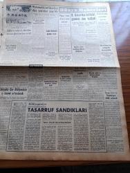 Yeni İstanbul Gazetesi - 5  Temmuz 1952 - Mustafa Nermi - Esir Şehrin İnsanları Yazan Nureddin Demir (Kemal Tahir) Yazı Dizisi - Yunanistan Ve Kıbrıs'ta Yine Mitingler Yapıldı - Arjantin Madam Peron İçin Yasta - Dün Kore'de Büyük Hava Çarpışması - Topraksız Köylüye Bu Yıl 1 Buçuk Milyon Dönüm Arazi Dağıtılacak - Sendikalar Merkez Binasındaki Atatürk Heykeli Parçalandı - Medrano Sirki Şişli'deki Çocuk Hastanesi'nde Temsil Verecek - Yunan Piskoposu Venizelos Birleşmiş Milletler'e Başvuracak - Yakındoğu Memleketleri Buğday Islahı Konferansı - İzmir Fuarına İştirak Edecek Olan Devletler - İngiltere İspanya'ya Silah Satacak - Sudanın Beyaz Serveti Pamuk - Zeytin Ve Zeytinyağı İstihsalimiz -  Churchill'in İhtarı - Doğu Almanya İle Batı Arasındaki Büyük Uçurum - Dünyada Olup Bitenler - Odeon Mağazaları - Hoover Elektrikli Çamaşır Makinası - Güldner Dizel Motorları - Türkiye Güzeli Gelengül Tayfuroğlu Amerika'dan Döndü - İngiliz Atom Bombası Güney Afrika'da