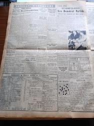 Yeni İstanbul Gazetesi - 23 Temmuz 1952 - Esir Şehrin İnsanları Yazan Nureddin Demir (Kemal Tahir) Yazı Dizisi - Musaddık Tekrar İran Başbakanı - Doğu Akdeniz Komutanlığı İçin İzmir'de Bina Aranıyor - Amerika'da demokratların Kongresinde İkinci Gün - İngiliz Filosu Yarın Geliyor - Olimpiyat Haberleri - Güreş Müsabakalarının 4 Sikletinde Elimine Olduk - Futbolda İkinci Maçı Maceralarla Yapıyoruz - İzmir Civarında Üç Tarihi Kıymeti Haiz Eser Bulundu - Türk Elen Dostluk Cemiyeti Başkanı Hamit Ongunsu - Verem Hemşire Okulunun Temeli Dün Törenle Atıldı - Helsinki Olimpiyatına Şehrimizden 3 Gümüş Kupa Gönderdi - Muhip Özay - Amerika'da Radarla Meçhul Cisimler Tesbit Ediliyor - Schuman Planı - İzmit Ambalaj Kağıdı Fabrikası Ağustos'ta İşletmeye Açılacak - Yugoslavya Sovyetleri 3 1 Yendi - 5000 Metrede Yeni Bir Olimpiyat Rekoru - Rüyam Kotrasına İş Bankasının Telsizi - İtalya'da Toskana'ya Yolculuk - Çapamarka - Dermojen