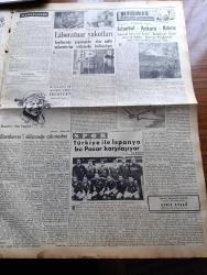 Yeni İstanbul Gazetesi - 5 Haziran 1952 - Berlin'de Doğu Batı Gerginliği Artıyor - Güney Kore Cumhurbaşkanı'nım Hareketine Türkiye'nin Protestosu - Başbakan Adnan Menderes CHP'nin Servetinin Öğrenilmesini Lüzumlu Görüyor - Lille Beşiktaş'ı 3 0 Mağlup Etti - Fransa'da Komünist Hezimeti - Yeni Cephe Gazetesi Sahibi Osman Hamit Tat Bir Kere Daha Mahkum Oldu - Celal Bayar İstanbul'da - Maskeli Hakikat Yazan Deniz Albayı Tevfik İnci Yazı - Dünya Güzellik Müsabakası - Uçan Daireler Bir Seraptan ibaretmiş - Mareşal Papagos Türkiye İle Askeri Anlaşma İstiyor - Profesör Ömer Hilmi Budda Evinde Ölü Bulundu - Birleşmiş Milletler İçin İngiltere Komünist Çin'in Üyeliğini Desteklemiyor - Atatürk'e Küfreden Rizeli Kadir Özçelik Tevkif Edildi - Yerli Malı Davası Unutuldu Mu - Kıbrıs Türkleri Arasında Yazan Fikret Adil Yazı Dizisi - Avrupa'nın En Tehlikeli Adamı Skorzeny Anlatıyor Mussolini'yi Nasıl Kaçırdım Yazı Dizisi - Fendt Dieselross Traktörleri - Zündapp Motosikletleri - Çapamarka - Volvo Kamyon