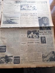 Yeni İstanbul Gazetesi - 25 Temmuz 1952 - Esir Şehrin İnsanları Yazan Nureddin Demir (Kemal Tahir) Yazı Dizisi - Mısır'da yeni kabine Kral önünde Dün yemin ettim- General Necip divan-ı harp kurulacak diyor - Akşehir'de Kırıkkale'de müthiş su baskını felaketi- İngiliz filosu dün limanımıza geldi - Türkiye çapında trafik kontrolü yapılacak-Elazığ'da bakteriyoloji Enstitüsü açılıyor-Grekoromen'de 4 galibiyet aldık- Macaristan'a 7-1 mağlup olduk - Fenerbahçe takımı 16 Ağustos'ta Avusturya'ya gidiyor - Güreşçi Kemal Demir- Macar futbolcu Puşkaş - Amerikalılar Kore'de şiddet gösteriyorlar - Trakya'da Bayar Lisesi açılacak - Başbakan Musaddık Dün Şah'la anlaştı - Denizcilik Bankası İzmir'de şube açıyor  - Amerika'da demokratların adayı kim oluyor - Kodak Film - Almanya Brezilya'yı 4-2 mağlup etti- 5000 metre finalinde zatopek yine şampiyon oldu- Türkiye İş Bankası- Volvo - Miele Dikiş Makinesi - Chemolimpex Madeni Yağları - Linde Almab Buzdolabı - Demag Cereskalleri - Zündapp Motosikletleri