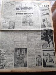 Yeni İstanbul Gazetesi - 24 Temmuz 1952 - Esir Şehrin İnsanları Yazan Nureddin Demir (Kemal Tahir) Yazı Dizisi - Mısır'da Askeri Darbei Hükümet - Serbestte 2 Olimpiyat Şampiyonluğu Aldık - Kütahya'da Birçok Köyler Sular Altında Kaldı - Tahtakale'de Balkapanı Hanı Tamamen Yandı - İran Sabık Başbakanı Kıvamussaltana Meydanda Yok - Suriye'de Bir Kuryemize Karşı Çirkin Bir Hareket - 87 Kiloda Güreşçi Adil Atan 3. Oldu - Meşrutiyet İlanının Yıldönümü - Mustafa Nermi - İstanbul'da 157,467 Radyo Var - Hatay'ın Kurtuluş Yıldönümü - Amerikan Başkanı Truman Çelik İhtilafına Müdahale Ediyor - Son Tramvay Yazan Fikret Adil Yazı Dizisi - Sabık Kralların Yaşadığı Ülke Portekiz - Rakım Elkutlu Hayatı Ve Eserleri - Dünyanın Meşhur Beşizleri Dionne Kız Kardeşler On Sekiz Yaşında - De Soto Otomobile Herkes Hayran - Bismarck Bisiklet - 52 Kiloda Hasan Gemici Olimpiyad Şampiyonu Oldu - 3000 Metrede Cahit Önel Finale Kaldı - Futbolda Bugün Macaristan ile Karşılaşıyoruz- Mithatpaşa Stadı