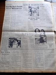 Yeni İstanbul Gazetesi - 20 Haziran 1952 - Esir Şehrin İnsanları Yazan Nureddin Demir  (Kemal Tahir) Yazı Dizisi - İsveç Ana'anevi Tarafsızlık Siyasetinden Vazgeçmek Üzere - Askere Alınan Maden İşçileri Ocaklarında Çalışabilecekler - Irak'la Ürdün Birleşme Yolunda - Türk Makamları İzin Vermediği İçin Fransız Heyeti Ağrı Dağına Cikamayacak - CHP'nin Gayrimenkullerini Elden Çıkarması Önlenecek - Cumhurbaşkanı Celal Bayar Yunanistan'a Yavuz Kruvazöriyle Gidecek - Medrano Sirki Dün Geldi - Cemal Reşit Rey'in Paris'teki Konseri Münasebetiyle - Kadir Gecesi - Baydar Derler - Alman Oto Yarışçısı Herman Lang - İsrail Almanya İle Görüşecek - Adana'da Borsa Başkanı Mustafa Şengül Öldürüldü - Bugün Nazilli'de Pamuk Eksperleri Kursu Açılıyor - Bir Katibe Seçerken Karakterine Dikkat Edin - Kıbrıs Türkleri Arasında Yazan Fikret Adil Yazı Dizisi - Ankara İstanbul İzmir Radyosu Programı - Ramazanlık Köşe Yazısı - Prestige Düdüklü Tencereleri - Parker 51 Dolmakalemi - Jawa Motosikletleri - Gripin