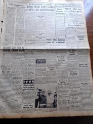 Yeni İstanbul Gazetesi - 20 Haziran 1952 - Esir Şehrin İnsanları Yazan Nureddin Demir  (Kemal Tahir) Yazı Dizisi - İsveç Ana'anevi Tarafsızlık Siyasetinden Vazgeçmek Üzere - Askere Alınan Maden İşçileri Ocaklarında Çalışabilecekler - Irak'la Ürdün Birleşme Yolunda - Türk Makamları İzin Vermediği İçin Fransız Heyeti Ağrı Dağına Cikamayacak - CHP'nin Gayrimenkullerini Elden Çıkarması Önlenecek - Cumhurbaşkanı Celal Bayar Yunanistan'a Yavuz Kruvazöriyle Gidecek - Medrano Sirki Dün Geldi - Cemal Reşit Rey'in Paris'teki Konseri Münasebetiyle - Kadir Gecesi - Baydar Derler - Alman Oto Yarışçısı Herman Lang - İsrail Almanya İle Görüşecek - Adana'da Borsa Başkanı Mustafa Şengül Öldürüldü - Bugün Nazilli'de Pamuk Eksperleri Kursu Açılıyor - Bir Katibe Seçerken Karakterine Dikkat Edin - Kıbrıs Türkleri Arasında Yazan Fikret Adil Yazı Dizisi - Ankara İstanbul İzmir Radyosu Programı - Ramazanlık Köşe Yazısı - Prestige Düdüklü Tencereleri - Parker 51 Dolmakalemi - Jawa Motosikletleri - Gripin