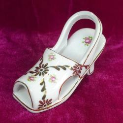 VINTAGE KADIN AYAKKABISI FORMLU , ALTIN YALDIZ EL DEKORLU , KIR ÇİÇEKLERİ RESİMLİ PORSELEN BİBLO