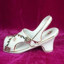 VINTAGE KADIN AYAKKABISI FORMLU , ALTIN YALDIZ EL DEKORLU , KIR ÇİÇEKLERİ RESİMLİ PORSELEN BİBLO
