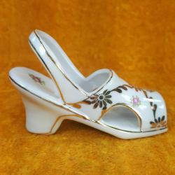 VINTAGE KADIN AYAKKABISI FORMLU , ALTIN YALDIZ EL DEKORLU , KIR ÇİÇEKLERİ RESİMLİ PORSELEN BİBLO