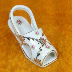 VINTAGE KADIN AYAKKABISI FORMLU , ALTIN YALDIZ EL DEKORLU , KIR ÇİÇEKLERİ RESİMLİ PORSELEN BİBLO