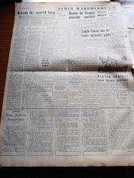 Yeni İstanbul Gazetesi - 26 Haziran 1952 - Mustafa Nermi - Esir Şehrin İnsanları Yazan Nureddin Demir (Kemal Tahir) Yazı Dizisi - Amerika'ya Giden Türk Güzeli Gelengül Tayfuroğlu - Komünizm Propagandası Yapan Ermeni Vatandaş Vartan Az Daha Linç Ediliyordu - Muammer Alakant Ve Enver Güreli Kabineye Alındı - Ürdün Kralı Emir Tallal Tahtından İndirilmiyor - Churchill Türkiye'ye Davet Edilecek - Anafartalar Muharebesinin Yıldönümü - Kore'deki Savaşın İkinci Yıldönümü - İsmet İnönü'yü Karşılayan Bir Grubun Otomobili Devrildi - Dünya Güzellik Müsabakasından Resimler - İzmir Fuarına İştirak Edecek Devletler - Göçmen Evleri Kıştan Evvel İkmal Edilecek - İngiltere Demirperde Gerisine Niçin Mal Göndermektedir - Meşhur Dansöz. İsadora Duncan'ın Yumuşak İlahi Dansı Herkesi Mestederdi - Birleşik Amerika'da Gençlik Klüpleri - Kürtaj Yapılmalı Mıdır - Fotoğraflarla Olaylar - Berlin'de Bugünkü Sanat Hareketleri - Asya Röportajları Yazan Fritz Van Briessen - James Motosikletleri Ve Bisikletleri