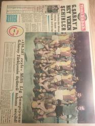 YENİ SABAH GAZETESİ 30 HAZİRAN 1963 YIL :26 SAYI :8726---Ortak Pazar 'ın 6 Dışişleri Bakanı Ankara 'ya geliyor --İkinci Kiralık Kız da Skandalı Anlattı ----İnönü İstanbul 'a  gelir gelmez çivileme yaptı --Churchill Çanakkale 'yi anlatıyor ---Yeşil Yurt :Siyavuşgil ---D.Berlin de  soğuk  karşılanan Kruşçef  Peyk liderleriyle Bir Toplantı Yapacak --Deniz Assubay Sınıf Okullarına  Giriş Şartları --Sinemalar : Atlas :Spartakus ,İnci :Cici Katibem ,Konak :Demirhane Müdürü ,Lüks :Barbarların Dehşeti --Galatasaray :  2 -Fenerbahçe  :1--Dünya Greko -Romen Şampiyonası Yarın İsveç te Başlıyor --Acaip  şekilde  işine  nihayet  verilen  Spajiç  bugün gidiyor -- Şahane  Plaj şehri : Erdek --İstediğimiz  balığı  bulacağınız  tek yer  :Marmara Adası --Şeftalinin  en iyisi Bursa dan  sonra Gönen de yetişir --Karamürsel  deyince  sepet akla gelir --Galatasaray 'a  rey veren  şehirler  --126.587 reyle Milli Lig Şampiyonu   Galatasaray Türkiye 'nin  Üçüncü Takımı  Seçildi ---