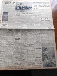 Yeni İstanbul Gazetesi - 29 Haziran 1955 - Mustafa Nermi - Kıbrıs'ta Örfi İdare İlanı Gün Meselesi - Osman Bölükbaşı Cumhuriyetçi Millet Partisi Genel Başkanı - Pakistan'ın Türkiye Irak Paktına Girmesi Şüpheli Mi - Kabzımalcılar Gazetecilere Dert Yandı - 30 Milyonluk Ek Amerikan Yardımının Sarf Şekli Hakkında Resmi Programı - Huzur Hasreti Yazan Mehmet Davaz Yazı Dizisi - Hollywood'un Meşhur Film Prodüktörlerinden Arthur Lubin Dün İstanbul'a Geldi - Denizcilik Bankası - Moskova'nın Mareşal Tito'ya Yaptığı Davet Hakkında - İzmir Fuarında 58 Tonluk Bir Balinanın Teşhiri İstendi - Şiraz'da Örfi İdare İlan Edildi - İngiltere Kıbrıs İçin Yunanistan'la Anlaşabilir - Yaz Yağmuru Yazan Ahmet Hamdi Tanpınar Yazı Dizisi - Ankara İstanbul İzmir Radyosu Programı - Mehtap Şarkısı Cinayetleri Yazan Francis Didelot Yazı Dizisi - Dün Sabahki İstanbul Ve Ankara Gazeteleri - İran'ın En Büyük Aşiretlerinden Biri Kaşkailer - Kadınları Koruma Derneğinin İlk Hareketi -İtalyan Basınının Türk Futboluna Bakışı