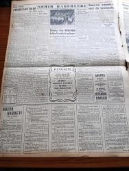 Yeni İstanbul Gazetesi - 3 Temmuz 1955 - Mustafa Nermi - Yaz Yağmuru Yazan Ahmet Hamdi Tanpınar Yazı Dizisi - İlim Ve Siyaset Adamı Adnan Adıvar'ın Cenazesi Dün Törenle Kaldırıldı - Ortadoğu Paktı Daimi Konseyi - İngiltere'nin Kıbrıs İçin Üçlü Bir Konferans Teklifini Kabul Ettik - Muammer Çavuşoğlu Kasım Gülek'in İddialarını Dün Cevaplandırdı - Celal Bayar Ve Irak Kralı İkinci Faysal Bugün İstanbul'a Geliyor - Psikolojik Harp - Huzur Hasreti Yazan Mehmet Davaz Yazı Dizisi - Amerika Vize Kolaylıkları Gösteriyor - Ankara Istanbul İzmir Radyosu Programı - Mehtap Şarkısı Cinayetler Yazan Francis Didelot Yazı Dizisi - Baydar Derler Pazar Konuşmaları - Prens Charles Ve Prenses Anne'ın Yeni Ata Binme Hocası - Gülnüş Valde Sultanın Damad İbrahim Paşaya Mektubu - Hikaye Kırmızı Eldiven Yazan Behice Yücedağ - Üniversite Ve Yüksek Okullar Basketbol Şampiyonası - Osman Coşgül 30.54 İle Barselona Barajını Aştı - Karagümrük Bugün Adana Demirspor'la Karşılaşıyor - Gripin - Çapamarka - Opon