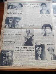 Yeni İstanbul Gazetesi - 25 Haziran 1955 - Mustafa Nermi - Kıbrıs Polisi Dün Geniş Ölçüde Tevkifler Yaptı - Pazartesiden İtibaren Ankara'da Yapılacak Siyasi Müzakereler - Mısır'da Milli İstikamet Vekili Salah Salim'in Yeni Bir Şantajı - Vali Fahrettin Kerim Gökay Kabzımallarla Mücadeleyi Kazanıyor - Milli Takımımız Dün Gece Trieste'ye Vardı - Karaborsa'yı İstanbul Şehri Doğuruyormuş - Huzur Hasreti Yazan Mehmet Davaz Yazı Dizisi -  Denizcilik Bankası Umum Müdürü Yusuf Ziya Öniş Avrupa'ya Gitti - Rejisör Max Meinecke Fransa'ya Gitti - Cezayirde Harp Havası Esiyor - Kraliçe Elizabeth Norveç'te - Emekli General Sadık Aldoğan Tahliye Edildi - Dizel Elektrikli Lokomotifin Tecrübesi İyi Netice Verdi - Yaz Yağmuru Yazan Ahmet Hamdi Tanpınar Yazı Dizisi - Ankara İstanbul İzmir Radyosu Programı - Münir Süleyman Çapanoğlu - Kuleli Şehir Bologna - Edebiyat Konuları - Büyük İskender'in Hayatı Filme Alındı - Doris Day - Hakiki La Dame Aux Camelias Kimdir - Wimbledon Tenis Turnuvası - Lefter