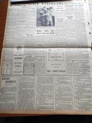 Yeni İstanbul Gazetesi - 15 Ağustos 1955 - Irak Kralı İkinci Faysal Yarın Gidiyor - Sinop'tan Otomobille Getirilen Kasım Gülek Dün Akşam Cezaevine Konuldu - Feridun Ergin Demokrat Parti'den Çıkarıldı - Nizameddin Nazif Sinop'ta Önce Tevkif Sonra Tahliye Edildi - 14. Balkan Oyunları Mithatpaşa Stadında Sona Erdi - Halide Edip Pazartesi Konuşmaları - Huzur Hasreti Yazan Mehmet Davaz - Sütçüler Yeni Bir Hile Buldular - Atom Enerjisinin Kullanılmasında Yeni Gelişmeler - Sovyet Japon Müzakereleri Çıkmazda Mı- Ankara İstanbul İzmir Radyosu Programı - Mehtap Şarkısı Cinayetleri Yazan Francis Didelot Yazı Dizisi - Çocuk Felci Aşısı Ne Safhada - Jübilesinden Önce Necla Sertel'le Samimi Bir Konuşma - Göçmen Çocukların Hikayeleri Bir Araya Gelince Yazan İlyas Açıkel - Clark Gable'in Son İzdivacı Ve Bazı Arkadaşlarının Sözleri - Fenerbahçe Karagümrük'ü Zor Yendi - Boğazı Yüzerek Geçme Yarışı Engin Ünal Birinci - Konya'da Bisiklet Yarışları