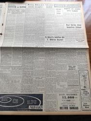 Yeni İstanbul Gazetesi - 15 Ağustos 1955 - Irak Kralı İkinci Faysal Yarın Gidiyor - Sinop'tan Otomobille Getirilen Kasım Gülek Dün Akşam Cezaevine Konuldu - Feridun Ergin Demokrat Parti'den Çıkarıldı - Nizameddin Nazif Sinop'ta Önce Tevkif Sonra Tahliye Edildi - 14. Balkan Oyunları Mithatpaşa Stadında Sona Erdi - Halide Edip Pazartesi Konuşmaları - Huzur Hasreti Yazan Mehmet Davaz - Sütçüler Yeni Bir Hile Buldular - Atom Enerjisinin Kullanılmasında Yeni Gelişmeler - Sovyet Japon Müzakereleri Çıkmazda Mı- Ankara İstanbul İzmir Radyosu Programı - Mehtap Şarkısı Cinayetleri Yazan Francis Didelot Yazı Dizisi - Çocuk Felci Aşısı Ne Safhada - Jübilesinden Önce Necla Sertel'le Samimi Bir Konuşma - Göçmen Çocukların Hikayeleri Bir Araya Gelince Yazan İlyas Açıkel - Clark Gable'in Son İzdivacı Ve Bazı Arkadaşlarının Sözleri - Fenerbahçe Karagümrük'ü Zor Yendi - Boğazı Yüzerek Geçme Yarışı Engin Ünal Birinci - Konya'da Bisiklet Yarışları