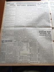 Yeni İstanbul Gazetesi - 15 Ağustos 1955 - Irak Kralı İkinci Faysal Yarın Gidiyor - Sinop'tan Otomobille Getirilen Kasım Gülek Dün Akşam Cezaevine Konuldu - Feridun Ergin Demokrat Parti'den Çıkarıldı - Nizameddin Nazif Sinop'ta Önce Tevkif Sonra Tahliye Edildi - 14. Balkan Oyunları Mithatpaşa Stadında Sona Erdi - Halide Edip Pazartesi Konuşmaları - Huzur Hasreti Yazan Mehmet Davaz - Sütçüler Yeni Bir Hile Buldular - Atom Enerjisinin Kullanılmasında Yeni Gelişmeler - Sovyet Japon Müzakereleri Çıkmazda Mı- Ankara İstanbul İzmir Radyosu Programı - Mehtap Şarkısı Cinayetleri Yazan Francis Didelot Yazı Dizisi - Çocuk Felci Aşısı Ne Safhada - Jübilesinden Önce Necla Sertel'le Samimi Bir Konuşma - Göçmen Çocukların Hikayeleri Bir Araya Gelince Yazan İlyas Açıkel - Clark Gable'in Son İzdivacı Ve Bazı Arkadaşlarının Sözleri - Fenerbahçe Karagümrük'ü Zor Yendi - Boğazı Yüzerek Geçme Yarışı Engin Ünal Birinci - Konya'da Bisiklet Yarışları