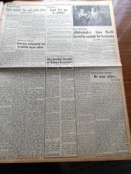 Yeni İstanbul Gazetesi - 15 Ağustos 1955 - Irak Kralı İkinci Faysal Yarın Gidiyor - Sinop'tan Otomobille Getirilen Kasım Gülek Dün Akşam Cezaevine Konuldu - Feridun Ergin Demokrat Parti'den Çıkarıldı - Nizameddin Nazif Sinop'ta Önce Tevkif Sonra Tahliye Edildi - 14. Balkan Oyunları Mithatpaşa Stadında Sona Erdi - Halide Edip Pazartesi Konuşmaları - Huzur Hasreti Yazan Mehmet Davaz - Sütçüler Yeni Bir Hile Buldular - Atom Enerjisinin Kullanılmasında Yeni Gelişmeler - Sovyet Japon Müzakereleri Çıkmazda Mı- Ankara İstanbul İzmir Radyosu Programı - Mehtap Şarkısı Cinayetleri Yazan Francis Didelot Yazı Dizisi - Çocuk Felci Aşısı Ne Safhada - Jübilesinden Önce Necla Sertel'le Samimi Bir Konuşma - Göçmen Çocukların Hikayeleri Bir Araya Gelince Yazan İlyas Açıkel - Clark Gable'in Son İzdivacı Ve Bazı Arkadaşlarının Sözleri - Fenerbahçe Karagümrük'ü Zor Yendi - Boğazı Yüzerek Geçme Yarışı Engin Ünal Birinci - Konya'da Bisiklet Yarışları
